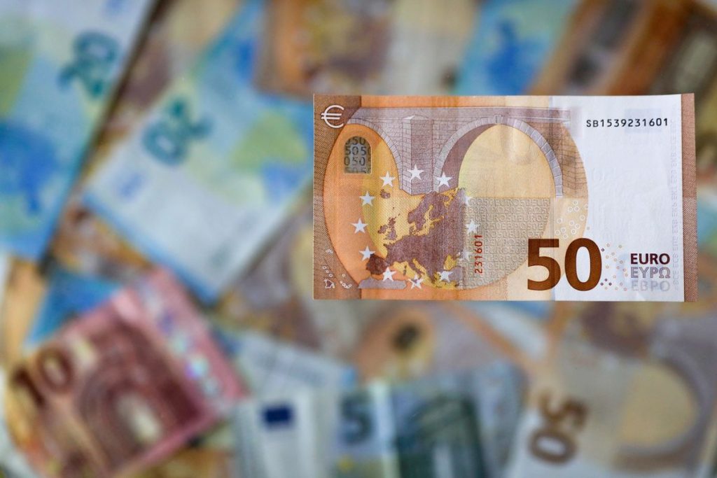 Euro Drops to Lowest Level Since 2017